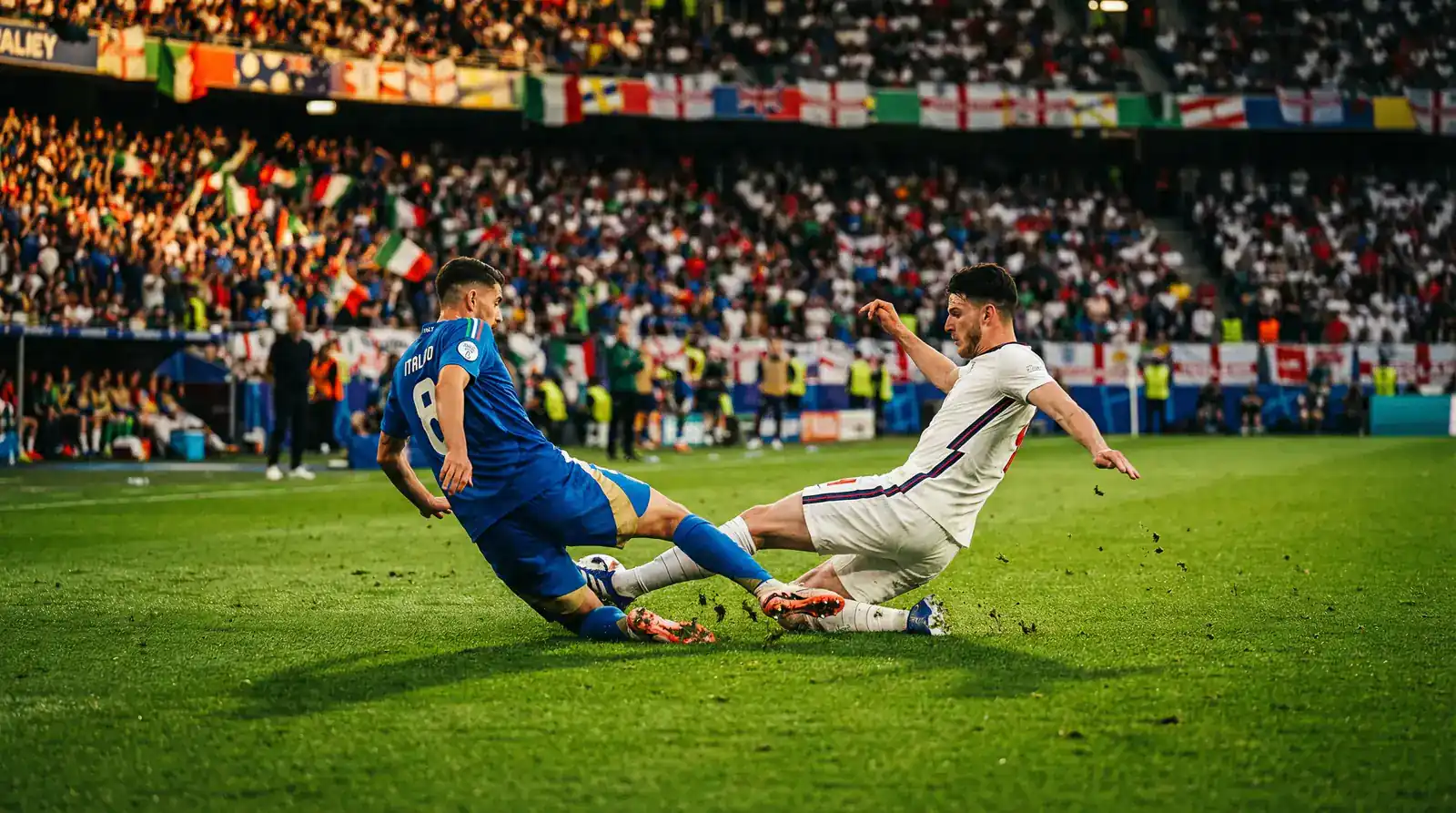 Jugadores de selecciones favoritas disputando un balón en el césped durante un partido de fase de grupos